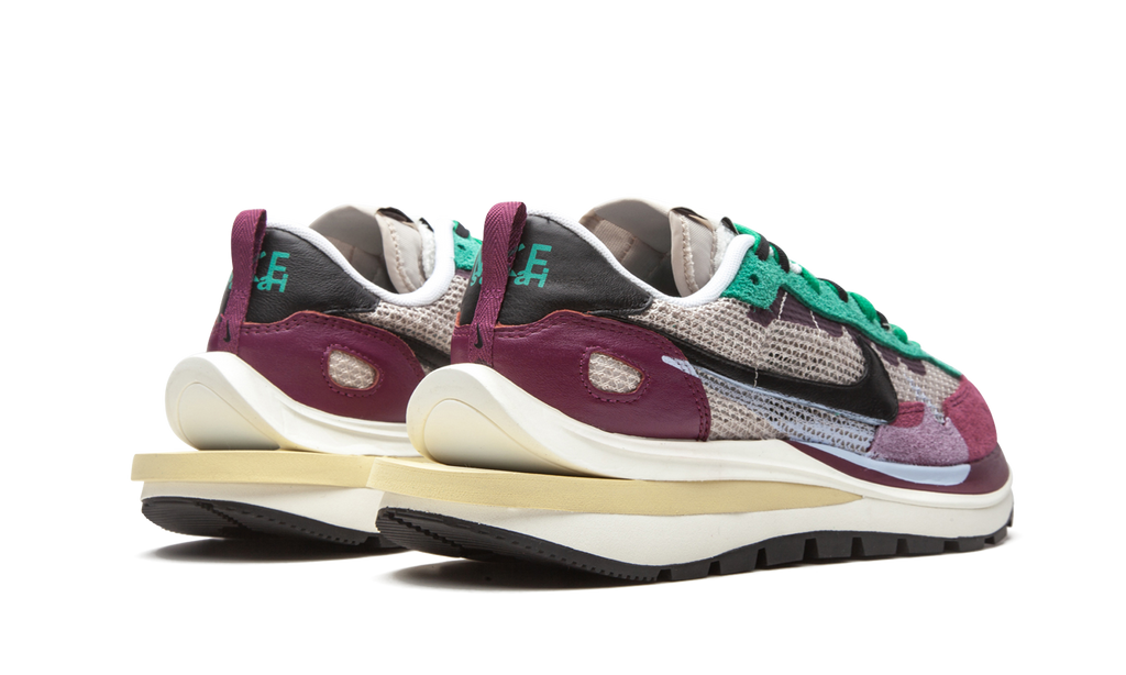 NIKE VaporWaffle Sacai - Villain Red / Neptune Green